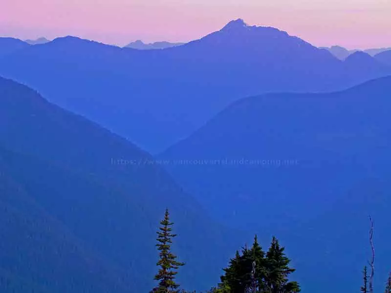 photo of a sunset over the mountains from the top of Crest Mountain Trail